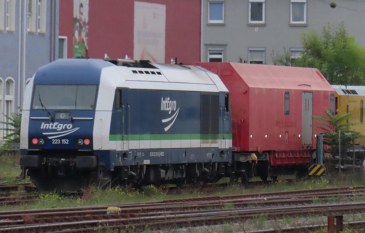 IntEgro 223 152 steht am grauen 30 September 2025 in W�rzburg Hbf.