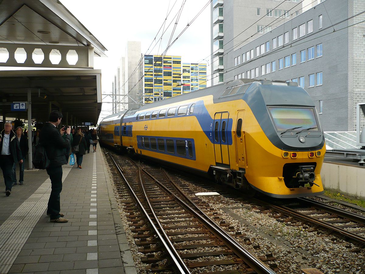 Intercity aus Rotterdam ist zu lang. Gleis 4a Leiden Centraal Station 13-06-2012.

Intercity uit Rotterdam bestaat uit twee treinstellen IRM-6 terwijl spoor 4a iets minder als 10 bakken kan hebben. Spoor 4a Leiden Centraal Station 13-06-2012.