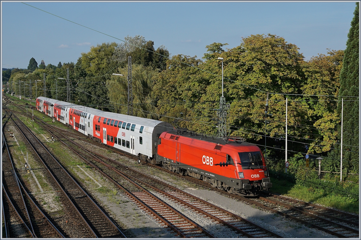 Interessanterweisse ist in den von der BB BR 4020 dominierenten S-Bahn Vorarlberg auch eine 1016 mit Doppelstockwagen im Umlauf, hier erreicht der Zug mit der 1016 034 sein Ziel Lindau.
9. Sept. 2016