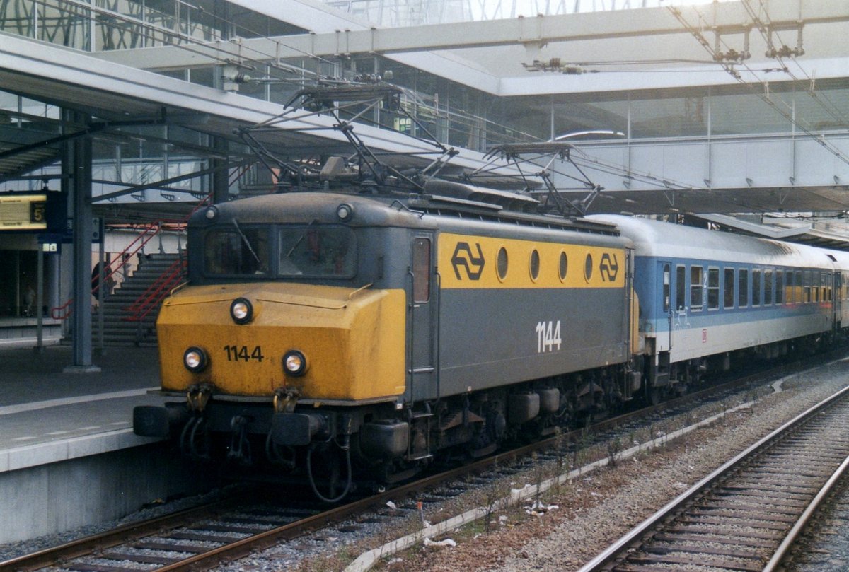 InterRegio 2344 treft mit 1144 in Amersfoort ein am 6 März 1997.