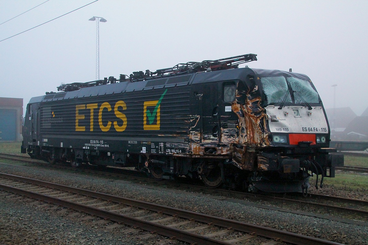 Inzwischen wohl  reisefertig  gemacht steht die beschädigte 6189 115 noch immer im Gbf Padborg...die beschädigten Wagen sind entladen worden und so weit sie rollfähig sind in einem Schadzug zusammengefasst worden. Padborg 12.12.2013