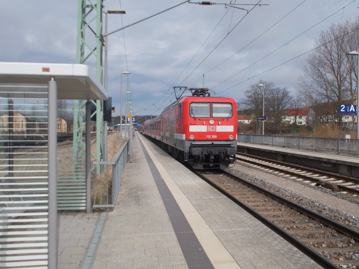 Irgendwann am Nachmittag,vom 08.April 2015,hatte ich mit der Rückkehr von 112 108-6 von Mukran durch Bergen/Rügen gerechnet.So kam die Lok auch wie angenommen am Nachmittag durch Bergen/Rügen und nahm auch ein paar Wagen von Mukran mit.