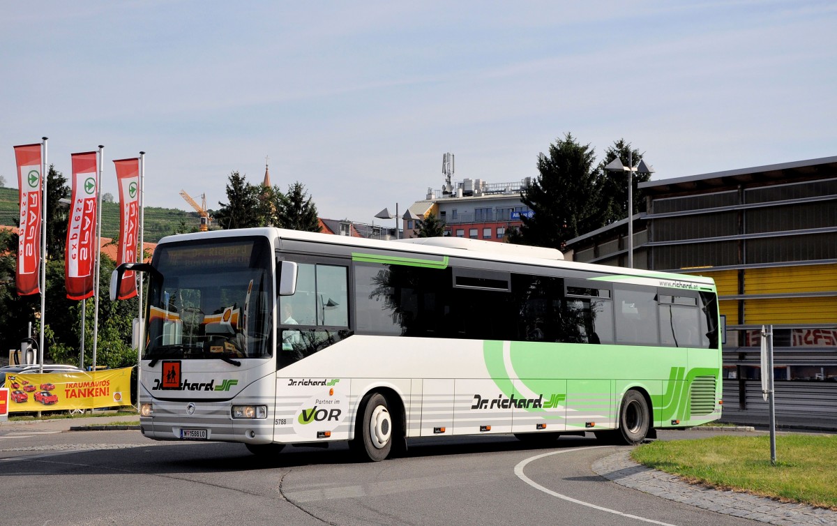 Irisbus Iveco von Dr. Richard aus Wien im Juni 2015 in Krems unterwegs.