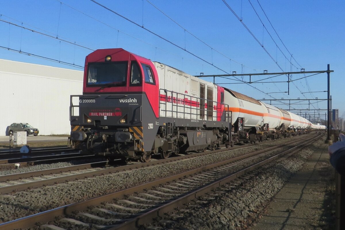 IRP 2103 zieht ein Gaskesselwagenzug durch Blerick nach Vlissingen-Sloehaven am 5 Mrz 2022.