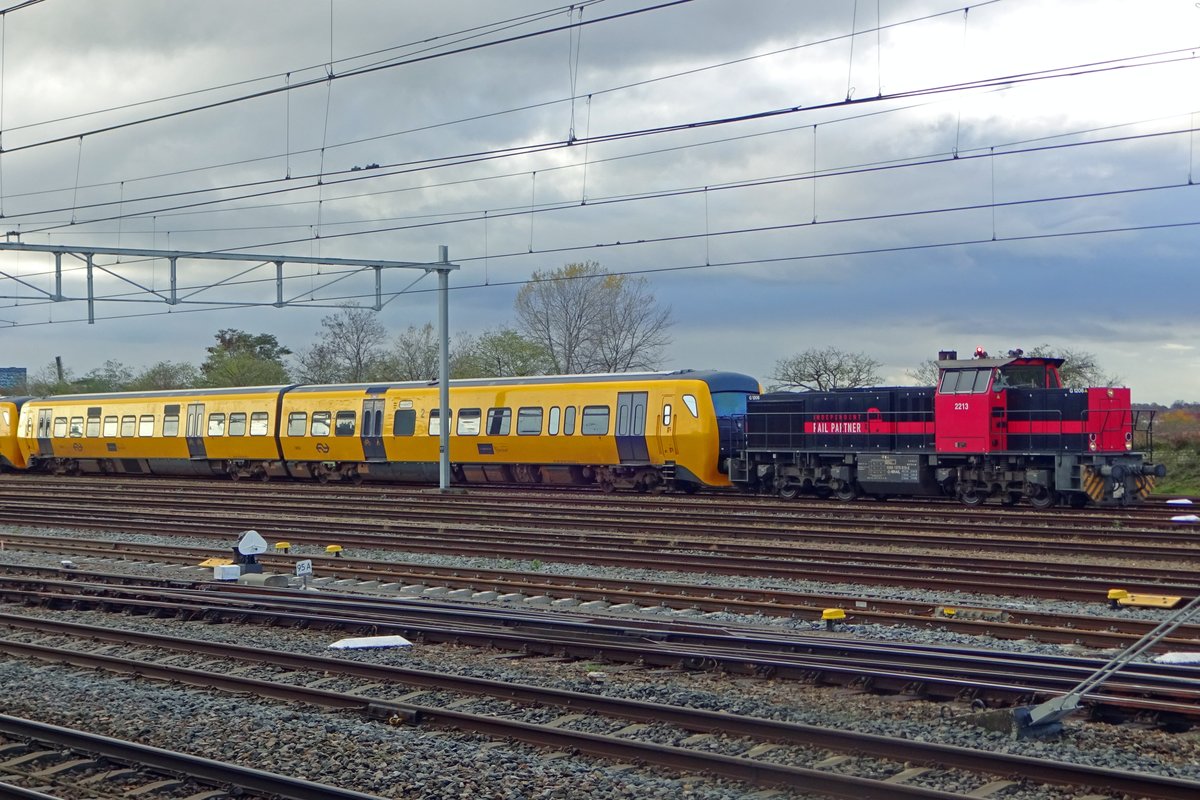 IRP 2213 rangiert am 13 November 2019 in Nijmegen mit z-gestellte DM'90er. Der Rumnischen Verkehrsbetrieb FeroTrans kaufte in 2016 und 2018 48 dieser Triebzge, hatte jedoch die Export-Dokumente nicht am ordnung und nach einige Jahren msset der Kaufcontract ungetan gemacht werden. Weil NS reizigers und Prorail der bahnhof von Nijmegen mit ein neuer bahnsteig erweiteren willen, war der von DM'90er besatzte raum ntig und wurden innerhalb 1 1/2 Woche alle 48 Triebzge nach ein Schrotthandlung in Amsterdam-Westhafen abgeschickt.