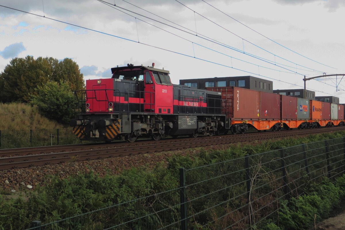 IRP 2213 zieht am 15 Oktober 2021 bei Tilburg-Reeshof ein Containerzug nach Moerdijk.
