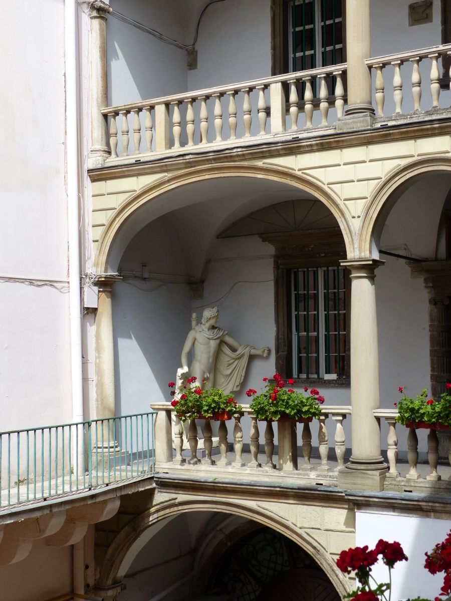 Italienische Hof (Palast kornyakta). Rynok Platz, Lviv 08-06-2017. 

Italiaanse binnenplaats Rynok plein, Lviv, Oekrane 08-06-2017.