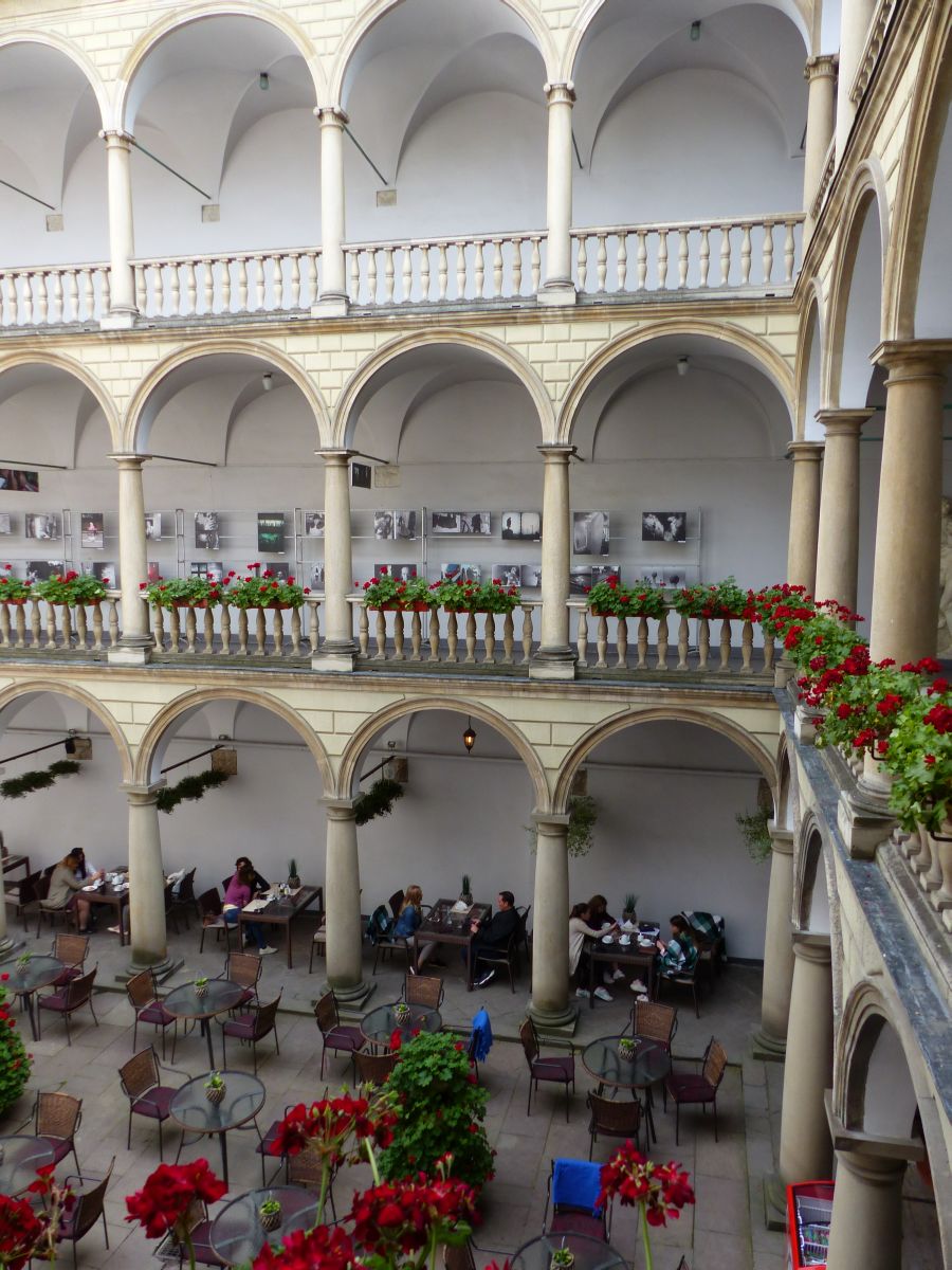 Italienische Hof (Palast kornyakta). Rynok Platz, Lviv 08-06-2017. 

Italiaanse binnenplaats Rynok plein, Lviv, Oekrane 08-06-2017.