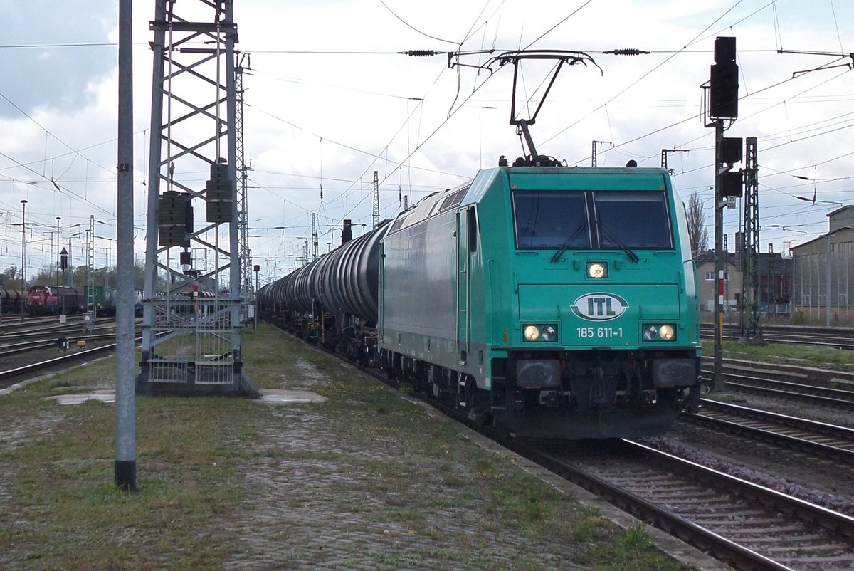 ITL 185 611 zieht am 28 April 2016 ein Kesselwagenzug durch Stendal. 