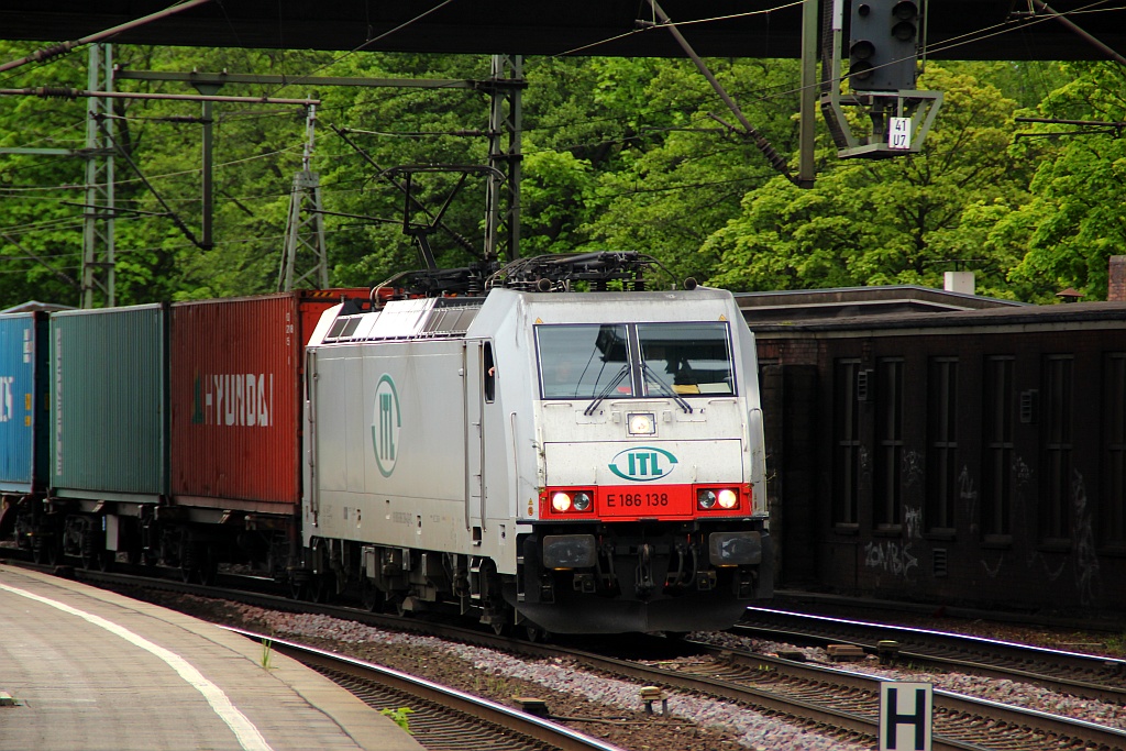 ITL 186 138-4 rollt gemütlich mit nem Containerzugdurch Harburg. 17.05.12