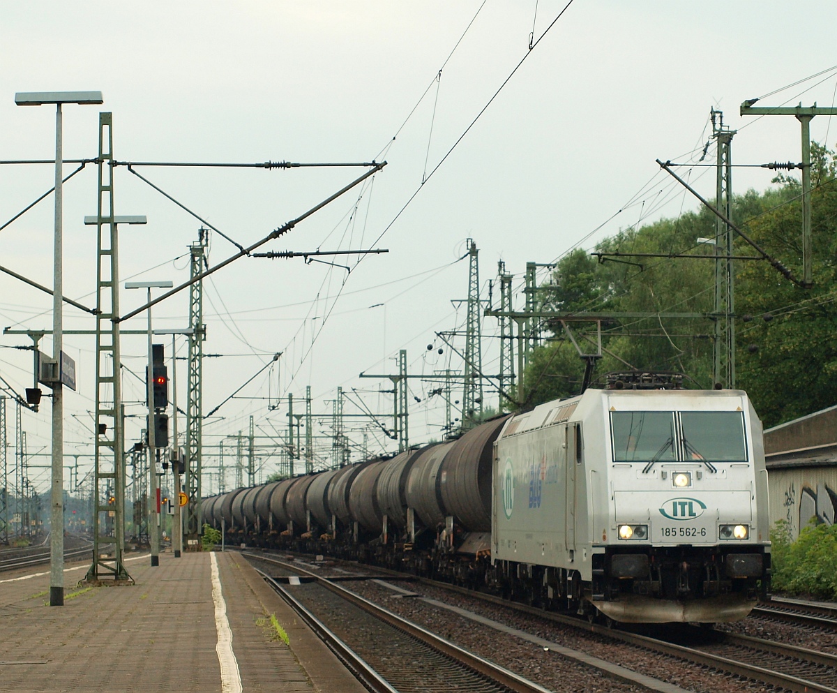 ITL/BLG 185 562-6 rumpelt mit einem Öler durch HH-Harburg gen HH-Hohe Schaar. 08.07.2011