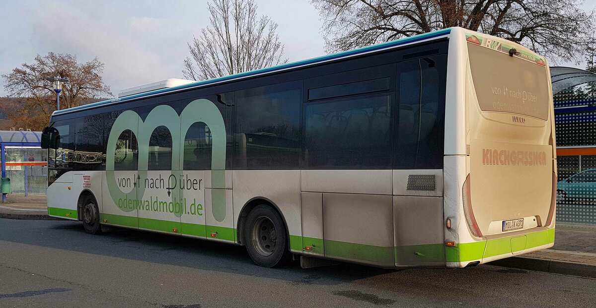 Iveco Crossway von KIRCHGASSNER-Reisen aus Weilbach steht im Dezember 2022 in MIchelstadt