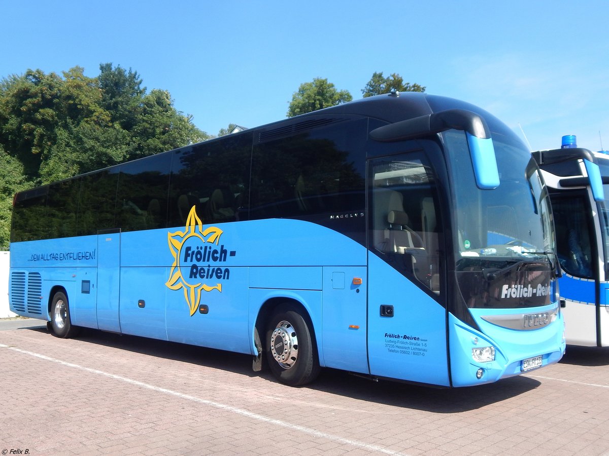 Iveco Magelys von Frölich-Reisen aus Deutschland im Stadthafen Sassnitz.