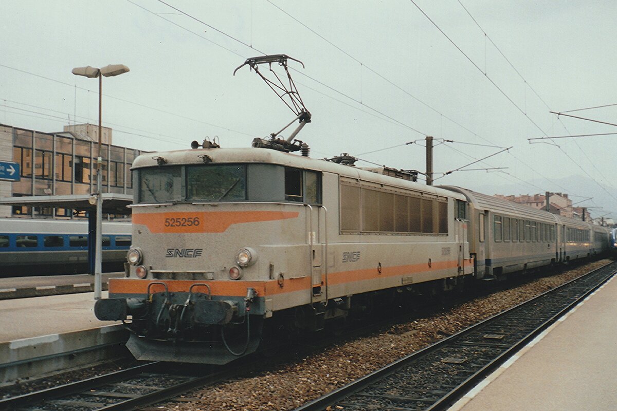 Jacquemin 25256 steht mit ein CoRail nach Lyon-Perrache am 18 September 2006 in Grenoble.