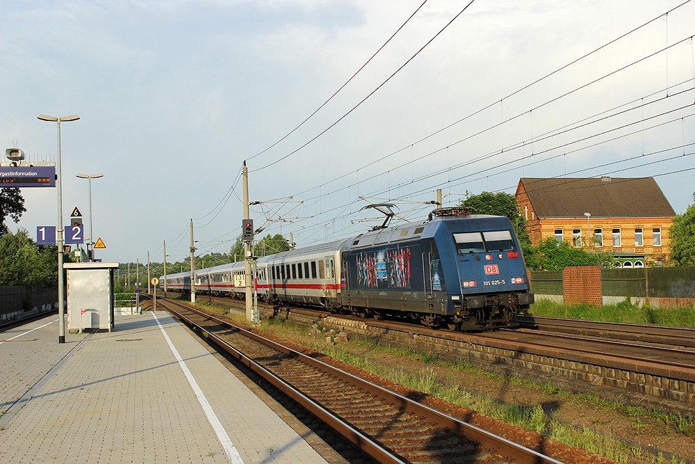 Jävenitz, 08.06.2014 19:47 Uhr - 101 025 mit dem IC 2242 Berlin - Münster