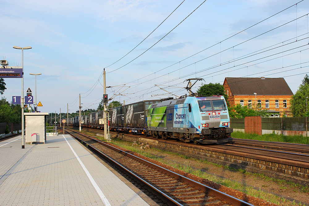 Jävenitz, 26.05.2014 19:52 Uhr - 185 152 fährt mit dem Megacombi Berlin Lichterfelde West - Köln Eifeltor in Richtung Oebisfelde