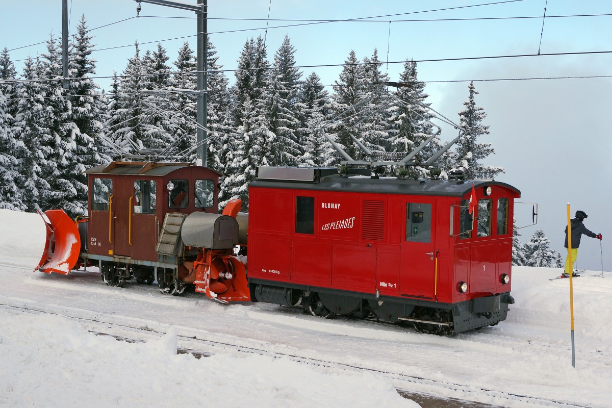 JAHRESRUECKBLICK 2014
von Walter Ruetsch
FEBRUAR
MVR/CEV: Kampf gegen den Schnee in Les Pliades am 11. Februar 2014 mit der HGe 2/2 1 (1911) und dem X rot e 91. 