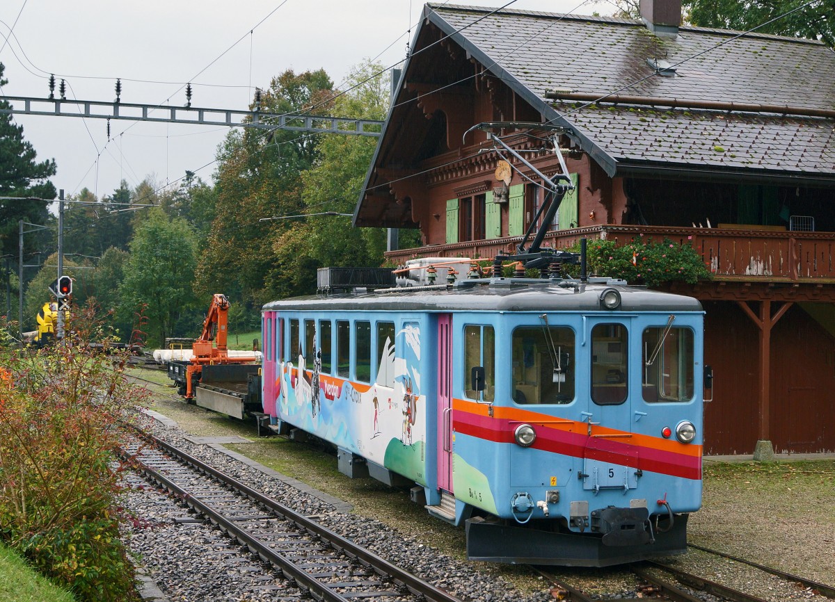 JAHRESRUECKBLICK 2014
von Walter Ruetsch
OKTOBER
TRAVYS/YStC: Be 4/4 5 (1945) mit Bauzug in Six-Fontaines am 16. Oktober 2014.