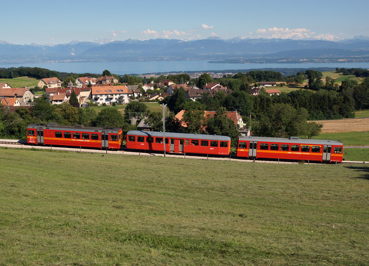 Jahresrückblick 2016
von Walter Ruetsch, Riedholz
Juli
NStCM: Tod gesagte leben länger
Überraschend stand der B 342, ehemals BD, BTI,  anlässlich des Paleo-Festivals in Nyon wohl ein letztes Mal im Einsatz.
Dreiwagenzug bei  Le Muids unterwegs am 19. Juli 2016.
