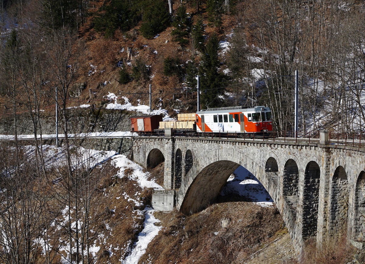 JAHRESRCKBLICK 2018
von Walter Ruetsch
Serie Nr. 1
Gterverkehr auf der MC aufgrund eines Erdrutsches. Gterzug mit BDeh 501 + EK 142 + Gk 116 auf dem Viadukt kurz vor Finhaut am 9. Februar 2018.