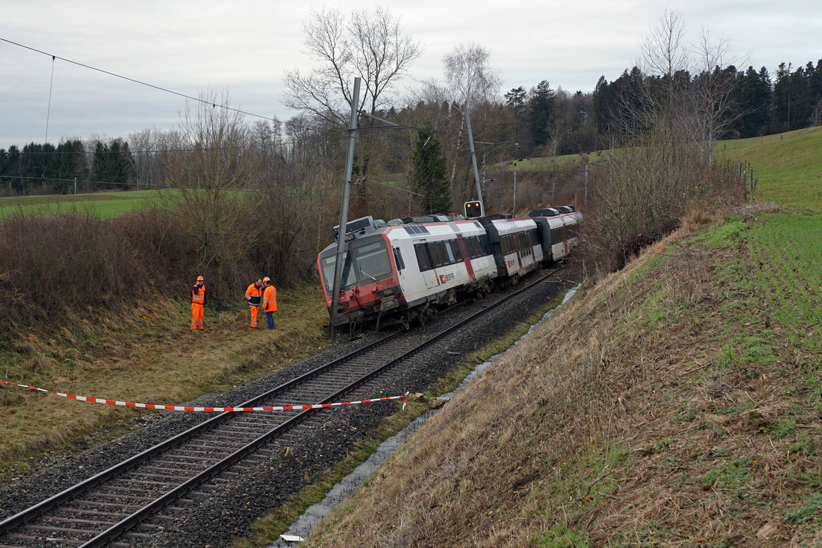 JAHRESRCKBLICK 2018
von Walter Ruetsch
Serie Nr. 1
Bei Lommiswil entgleiste am 22. Januar 2018 nach einem Erdrutsch ein Zug. Der dreiteilige Domino mit dem Triebwagen RBDe 560 253 musste whrend der Nacht geborgen werden, da der Kran ab Basel, Delmont, Moutier erst am spten Nachmittag in Oberdorf eintraf. Die Strecke blieb mehrere Tage unterbrochen, es verkehrten Ersatzbusse.
Fotostandort vor Abschrankung auf dem freien Feld erlaubt.
