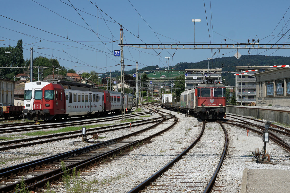 JAHRESRCKBLICK 2018
von Walter Ruetsch
Serie Nr. 2
Am 31. August 2018 wurde der Gterverkehr in Bulle eingestellt.
Einer der letzten Gterzge von SBB CARGO mit der Re 420 294-1 ab Romont bei der Einfahrt in den Bahnhof Bulle am 19. Juli 2018.
