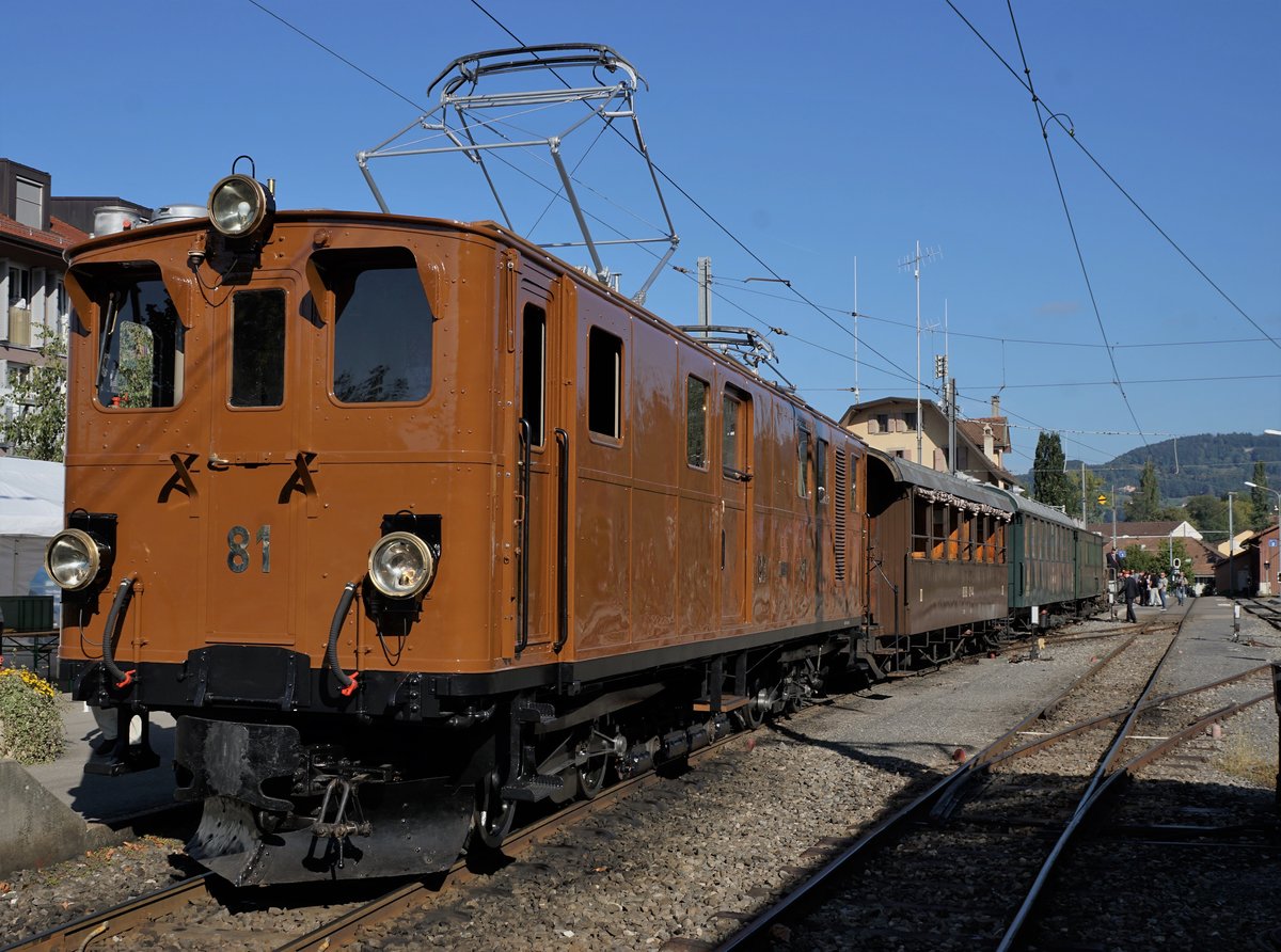 JAHRESRÜCKBLICK 2018
von Walter Ruetsch
Serie Nr. 3
50 JAHRE BLONAY-CHAMY
Chemin de fer-musée
Vom Anfang bis zum Ende der Saison 2018 feierte die Blonay-Chamby-Bahn sein 50 jähriges Bestehen mit einem sehr interessanten und abwechslungsreichen Programm.
Die frisch revidierte Ge 4/4 81 vor einem langen Sonderzug in Blonay zur Abfahrt bereit am 8. September 2018. 
