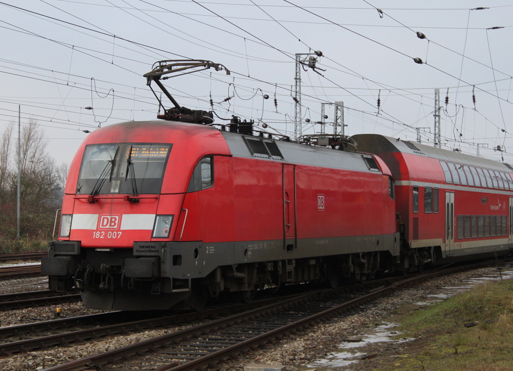 James Bond Agent 182 007-5 mit RE 4309 von Hamburg Hbf nach Rostock Hbf bei der Einfahrt im Rostocker Hbf.15.01.2016 vielen Dank an Tom f�r die Vormeldung aus Bad Kleinen.