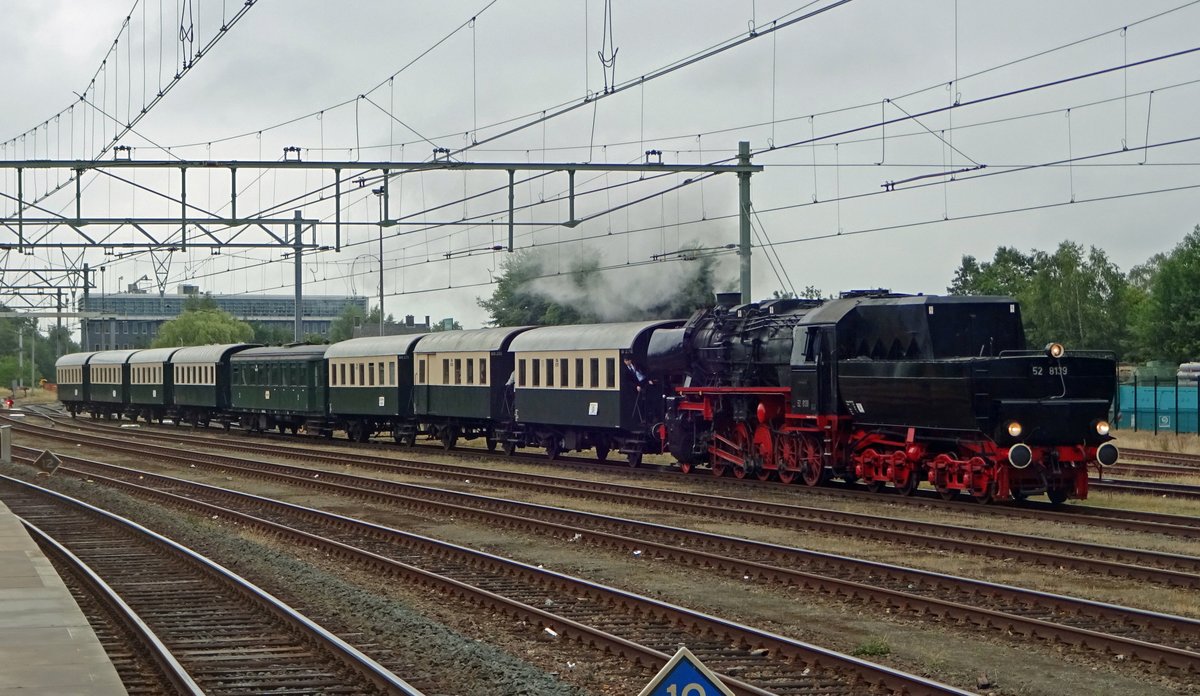 Jeder tag fahrt ein VSM-Dampfzug von Beekbergen nach Apeldoorn und zurck. So auch am 15 Juli 2019; der Zug, gezogen von 52 8139, trefft in Apeldoorn ein um 11;05.