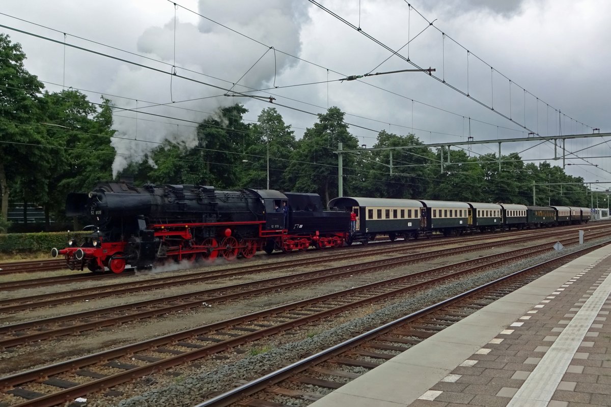 Jeder tag fahrt ein VSM-Dampfzug von Beekbergen nach Apeldoorn und zurck. So auch am 15 Juli 2019; der zug, gezogen von 52 8139, verlsst Apeldoorn um 11;45.