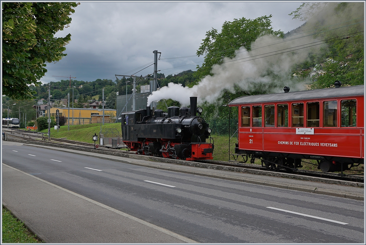 Jeweils nach der Ankunft in Blonay schiebt die Zuglok ihre Wagen Richtung Chamby, fährt dann auf ein Wartegleis, die Wagen rollen an den Bahnsteig und die Lok setzt sich vor den Zug. 

14. Juni 2020

