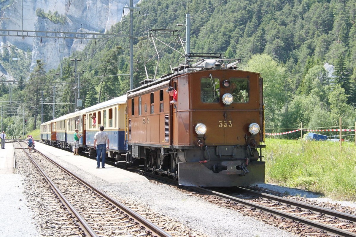 Jubiläum,100 Jahre Chur-Disentis.Ge 4/6 353(SLM/MFO 1914)mit Pullmann Wagen bei einem Zwischenhalt in Versam/Safien am 16.06.12

