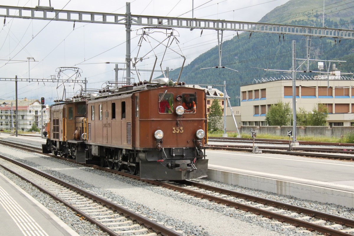 Jubilum,125 Jahre RhB.Museumslok Ge4/6 Nr.353(SLM/MFO 1914)und Ge6/6 I Nr.415(SLM/BBC 1929)beim unsetzen in Samedan.Eine Ge4/6,die Nr.391(SLM/AEG 1913)befindet sich im Deutschen Technikmuseum in Berlin.24.07.14  