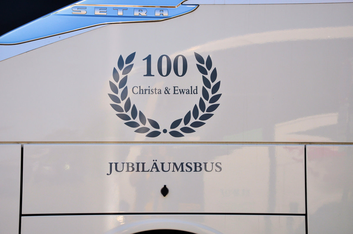  Jubil�umsbus  Setra 517 HD von IGLER Reisen aus �sterreich in Krems gesehen.