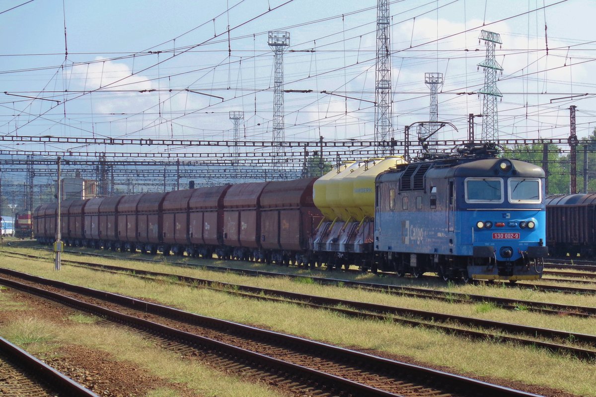 Kalkstaubzug mit 130 002 treft am 15 September 2018 in Ceska Trebova ein.