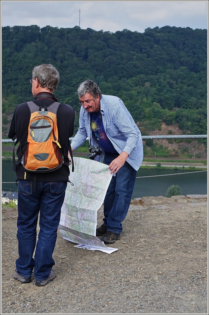 Karten lesen ist nicht einfach, Karten zusammenfalten auch nicht immer.
(21.06.2014)