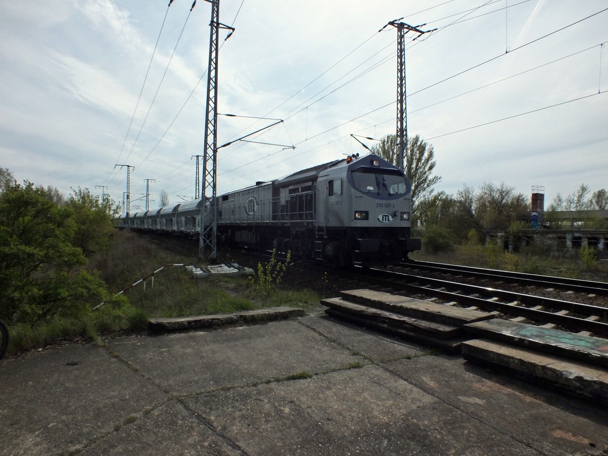 Kaum an der Fotostelle angekommen, kam am 17.04.2014 auch schon die 250 007 der ITL um die Ecke und pr�sentierte sich damit leider auf der Gegenlichtseite.