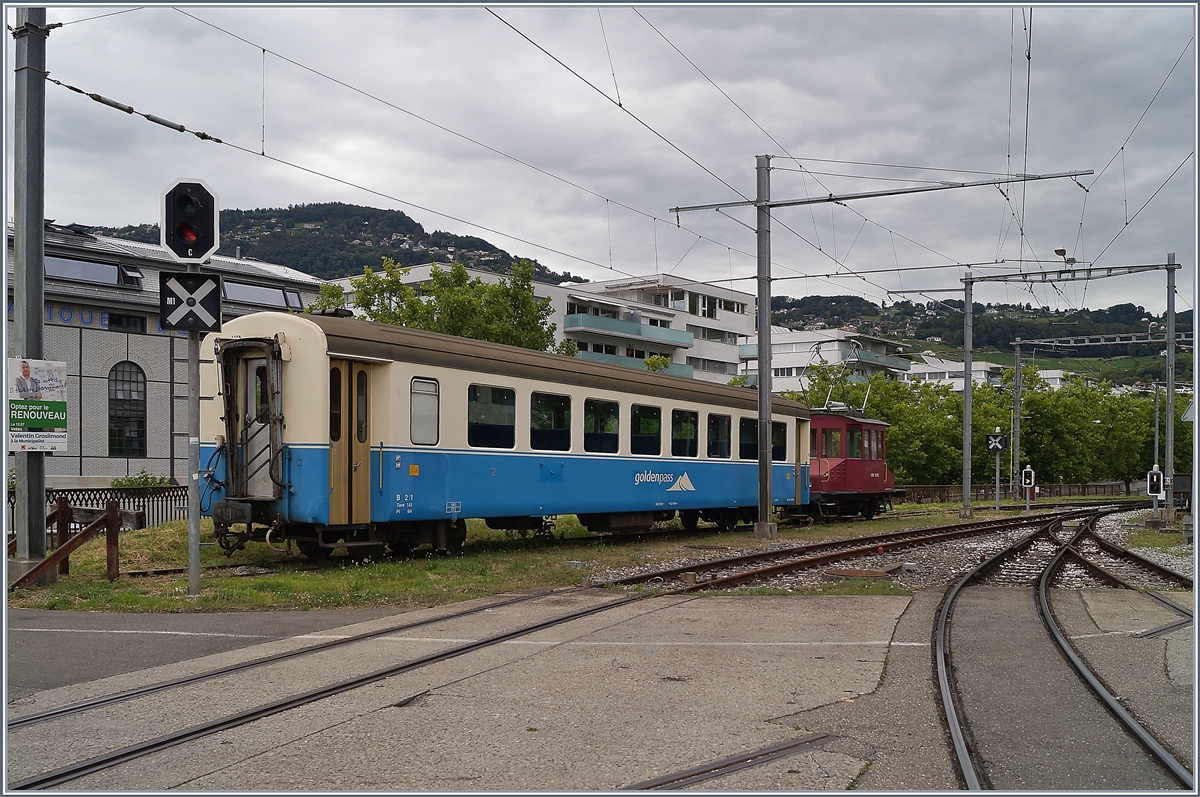 Kaum fotografierbar steht der aufgebügelte CEV Te 2/2 82 mit den MOB B 211 in Vevey. Der MOB B 211 wartet, wie mir Zwischenzeitlich zugetragen wurde, nicht auf die  Zerlegung  sondern mit weiteren Wagen (B 212 - 214, dem AB 308 und dem BD 206) auf die Reise zur Edeis - La Mure Bahn, wo ihr Einsatz ab nächstem Jahr vorgesehen ist. 

6. Juli 2020