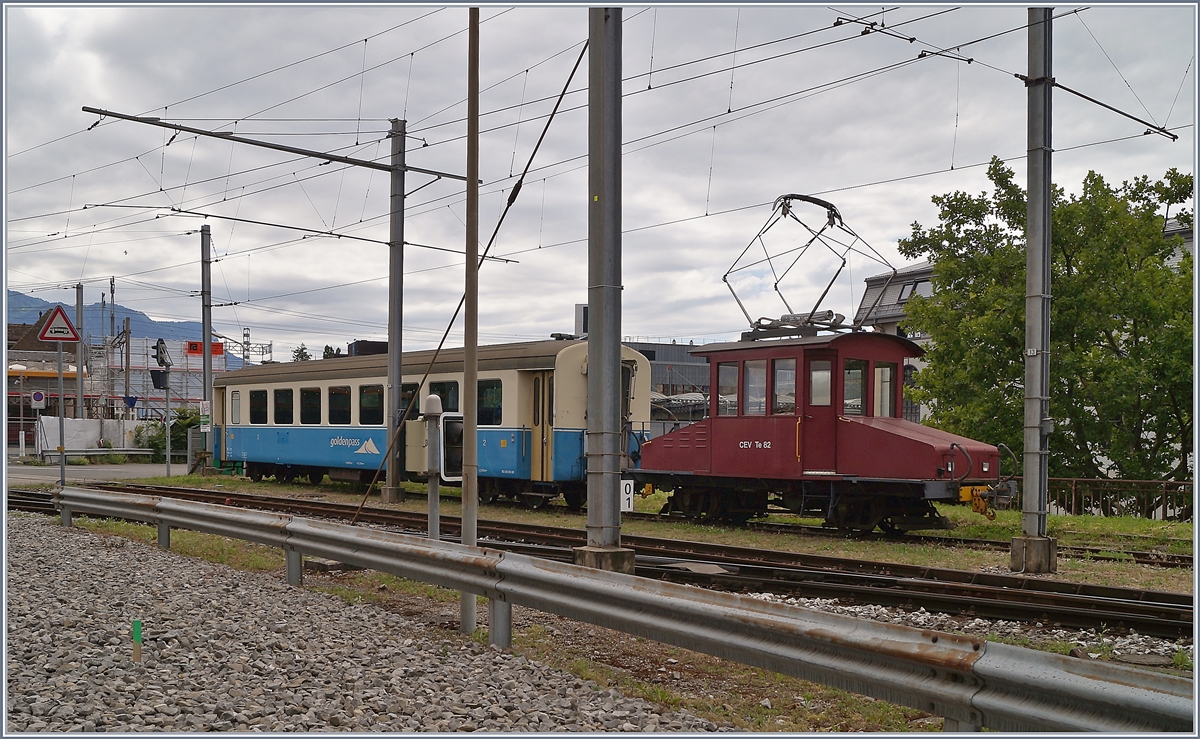 Kaum fotografierbar steht der aufgebügelte CEV Te 2/2 82 mit den MOB B 211 in Vevey. Der MOB B 211 wartet, wie mir Zwischenzeitlich zugetragen wurde, nicht auf die  Zerlegung  sondern mit weiteren Wagen (B 212 - 214, dem AB 308 und dem BD 206) auf die Reise zur Edeis - La Mure Bahn, wo ihr Einsatz ab nächstem Jahr vorgesehen ist.

6. Juli 2020