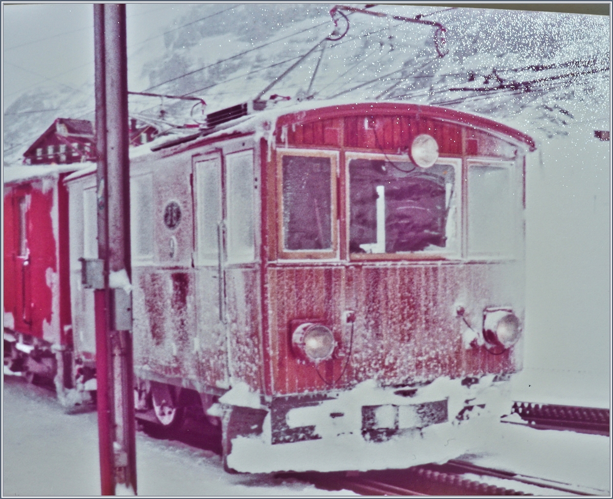 Kein gutes, aber ein altes (110 Film) Bild: Die vom harter Winter gekennzeichnete JB (Jungfraubahn) He 2/2 N° 9 steht mit dem Xrot 51 (?) im Bahnhof Kleine Scheidegg. Das Gefährt ist im Winterdienst eingesetzt und dürfte gerade von Fahrt vom Eigergletscher kommend, in der Kleinen Scheidegg angekommen sein. 
Die He 2/2 N° 9 und der Xrot 51 konnten im Mai 2025 in Bowill bildlich dokumentiert werden, aus diesem Anlass habe ich zum gleichen Datum den Bildtext angepasst. 

12. März 1982