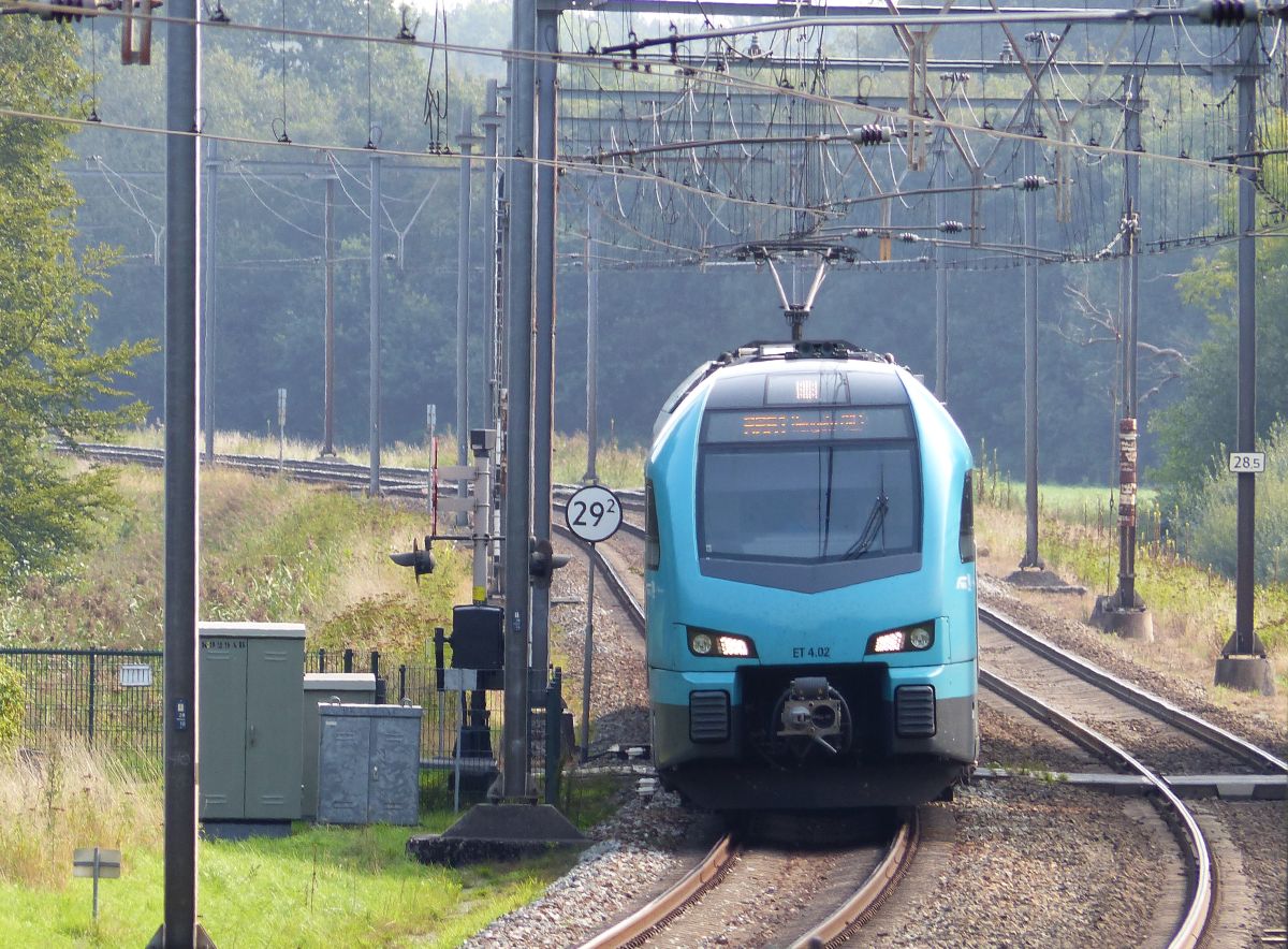 Keolis Eurobahn Stadler FLIRT 3 Triebzug ET 4.02 aus Bad Bentheim (Deutschland) bei Bahnbergang Stadsweg, De Lutte, Niederlande 11-09-2020.


Keolis Eurobahn Stadler FLIRT 3 treinstel ET 4.02 komende uit de richting van Bad Bentheim (D) bij de overweg Stadsweg, De Lutte, Nederland 11-09-2020.