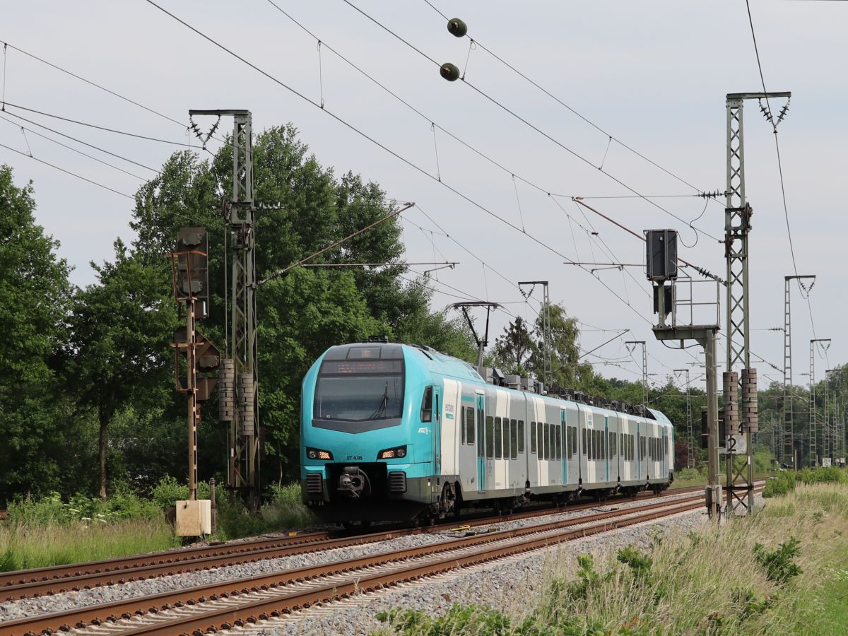 Keolis Eurobahn Stadler FLIRT 3 Triebzug ET 4.05 Devesstrae, Salzbergen 03-06-2022.

Keolis Eurobahn Stadler FLIRT 3 treinstel ET 4.05 Devesstrae, Salzbergen 03-06-2022.