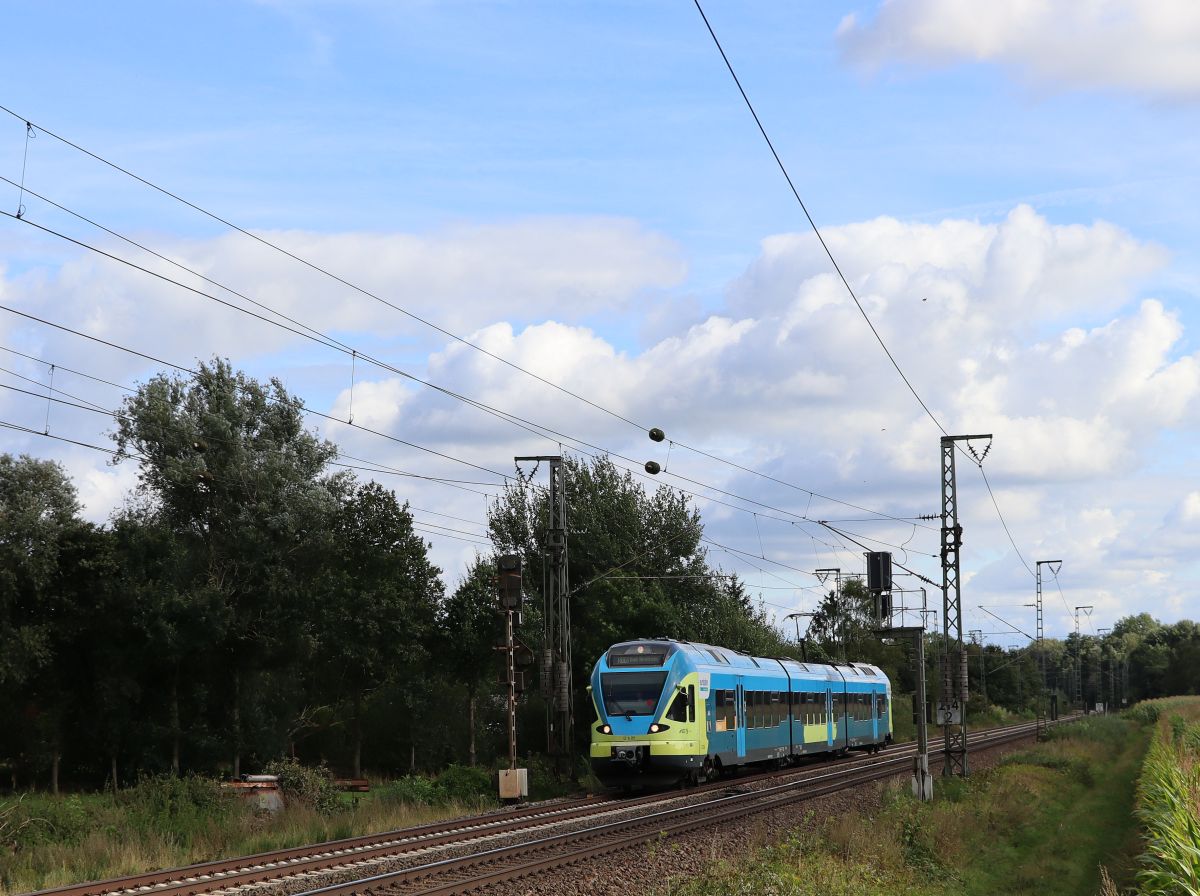 Keolis Eurobahn Stadler FLIRT Triebzug ET 8.05 noch im Westfalenbahn-Design Devesstrae, Salzbergen 16-09-2021.

Keolis Eurobahn Stadler FLIRT treinstel ET 8.05 in Westfalenbahn kleurstelling Devesstrae, Salzbergen 16-09-2021.