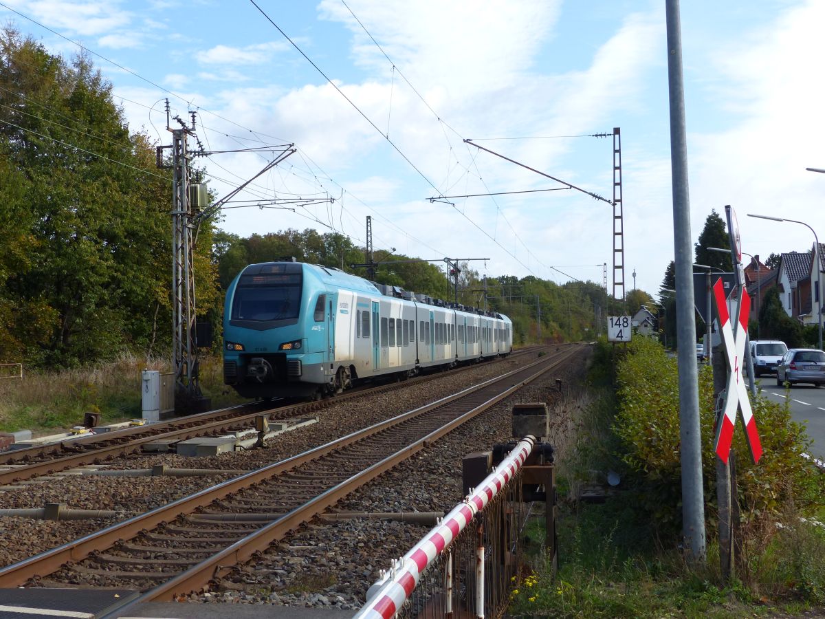Keolis Eurobahn Triebzug ET 4.05 Bahn�bergang Tecklenburger Stra�e, Velpe, Westerkappeln, 28-09-2018.

Keolis Eurobahn treinstel ET 4.05 bij overweg Tecklenburger Stra�e, Velpe, Westerkappeln, 28-09-2018.