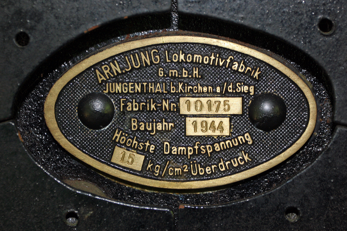 
Kesselschild der 1944 von Jung in Jungenthal bei Kirchen/Sieg unter der Fabriknummer 10175 gebauten 785mm-Schmalspur-Dampflokomotive Nr. 53 der ehemaligen Rhein-Sieg-Eisenbahn-AG  (RSE) / Bröltalbahn am 08.06.2014 im Museum Asbach (Ww).