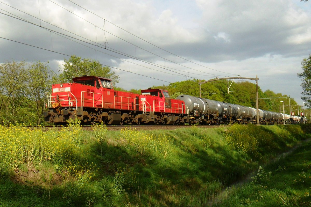 Kesselwagenzug mit 6416 an der Spitze durchfahrt Tilburg Oude Warande am 24 April 2019.