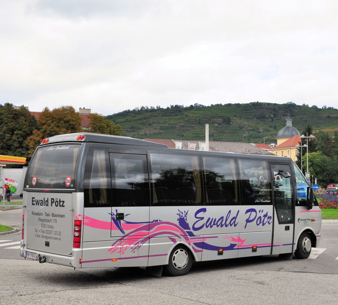 Kleibus MERCEDES O 818 von Ewald P�TZ Reisen / �sterreich im September 2014 in Krems.