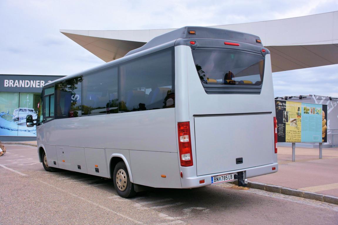 Kleinbus IVECO 65C 8 aus Nieder�sterreich in Krems.