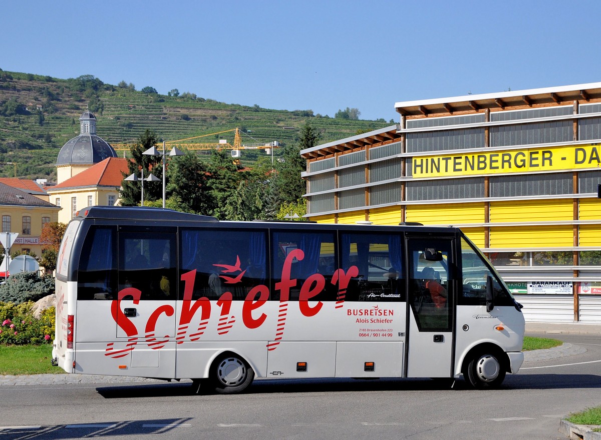 Kleinbus MERCEDES BENZ O 818 Teamstar von SCHIEFER Reisen aus Nieder�sterreich im September 2013 in Krems unterwegs.