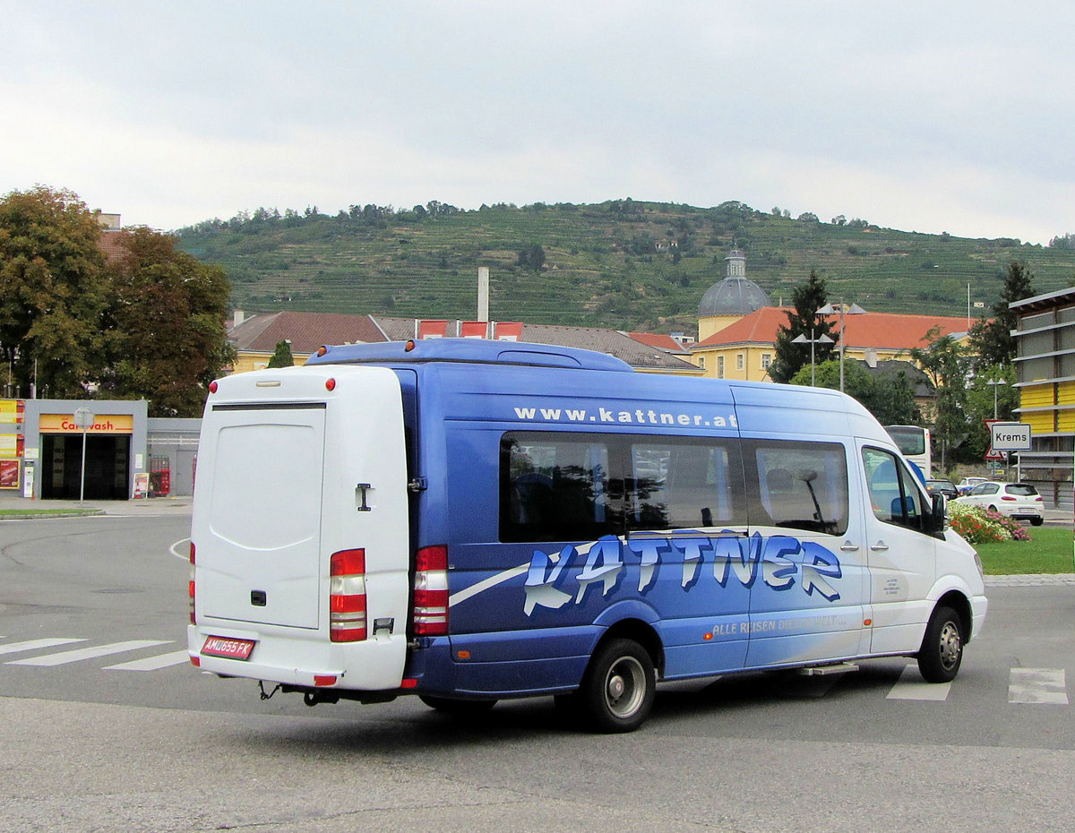 Kleinbus Mercedes Sprinter von Kattner Reisen aus Niedersterreich in Krems gesehen.